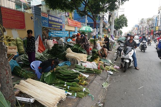 120.000 đồng một bó lá dong bán vỉa hè Sài Gòn 120.000 đồng một bó lá dong bán vỉa hè Sài Gòn